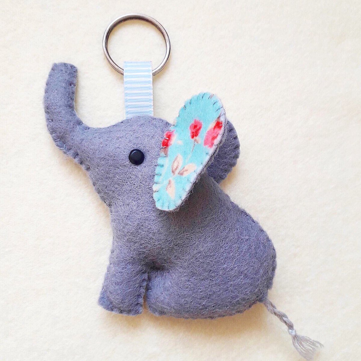 A cute felt elephant to sew. Can be made into hanging decorations and keyrings. #feltelephant #earlybiz #crafting #sewingpattern #etsy #MHHSBD 

sewjunejones.etsy.com/listing/698215…