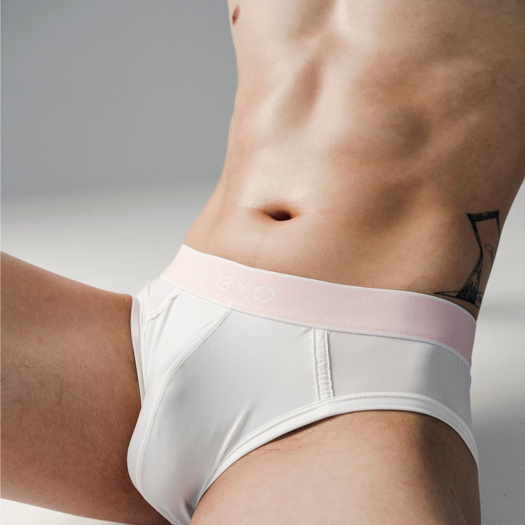 Classic MIT 改版新色環保三角內褲
現正開始預購，限時優惠低至7折起，
特設新尺碼XXL
全新三色 極致黑、純粹白、柔霧粉
_
此次與原有Classic MIT的不同之處？：
✨比過去腰帶設計窄約0.5cm，突顯性感身段。
✨把LOGO置放於腰帶的側身，更具設計感。
✨回收塑料瓶抽絲製成的環保紗織帶，追求永續時尚。