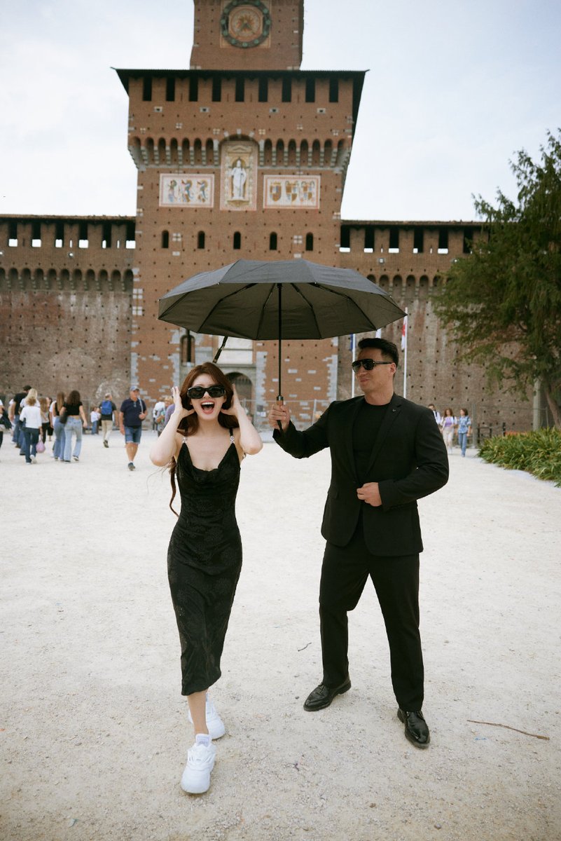 flowersroad___'s tweet photo. Lusi with Qian ge reminds me IU with Mr. Park so cutteee 🤏🏻😫🥰🥰
#ZhaoLusi #赵露思 #vercase #MilanFashionWeek https://t.co/tbgjiA118U