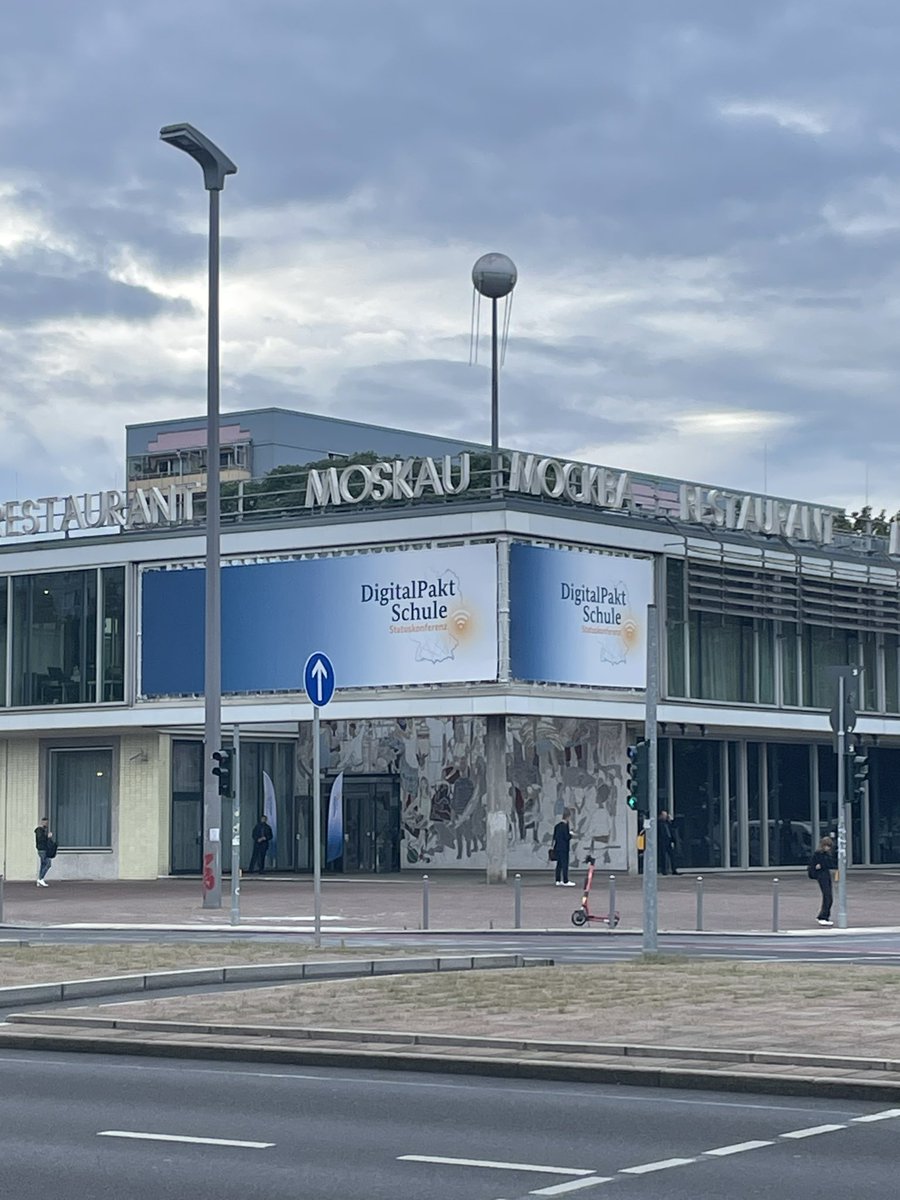 alextee's tweet photo. Der Tag beginnt mit der Statuskonferenz Digitalpakt Schule in Berlin und geht später mit dem @EduCamps in Halle weiter. #digitalpaktschule #educamp #echalle https://t.co/SDaZ7vqbI8