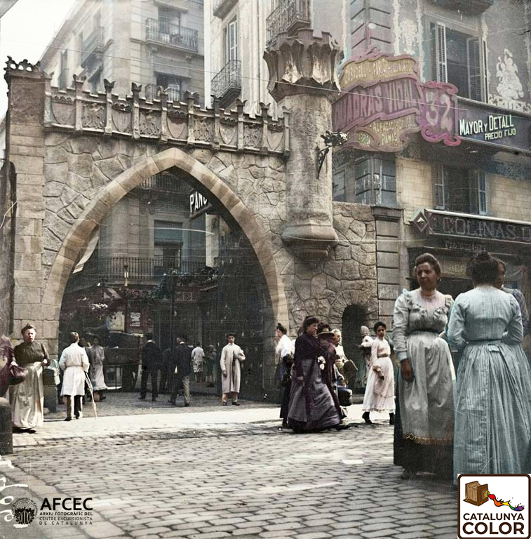 CatalunyaColor's tweet photo. Reproducció de l'antic portal de Portaferrissa que es va fer per les festes de la Mercè de 1902. 

📸Frederic Bordas i Altarriba https://t.co/xs69lbQhuw