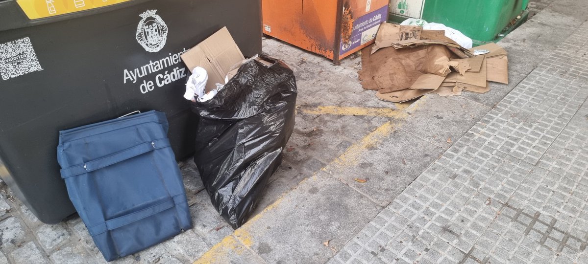 nokistein's tweet photo. 8.30 de la mañana contenedores que ya han ardido un par de veces. Seguimos con el mismo descontrol... https://t.co/3KJMNUqWf5