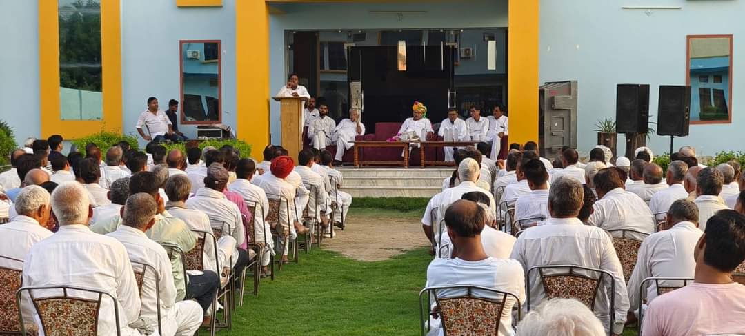 जयपुर मे 23 सितंबर को कांग्रेस के होने वाले कार्यकर्ता सम्मेलन कि तैयारियां को लेकर यहां रामा मेरीज पलैस मे  कांग्रेस पार्टी के बूथ अध्यक्षों, मण्डल अध्यक्षों, पदाधिकारियों एवं कार्यकर्ताओ के  साथ शिवलाल गोदारा  प्रभारी सचिव, प्रदेश कांग्रेस कमेटी ने बैठक कर चर्चा की।