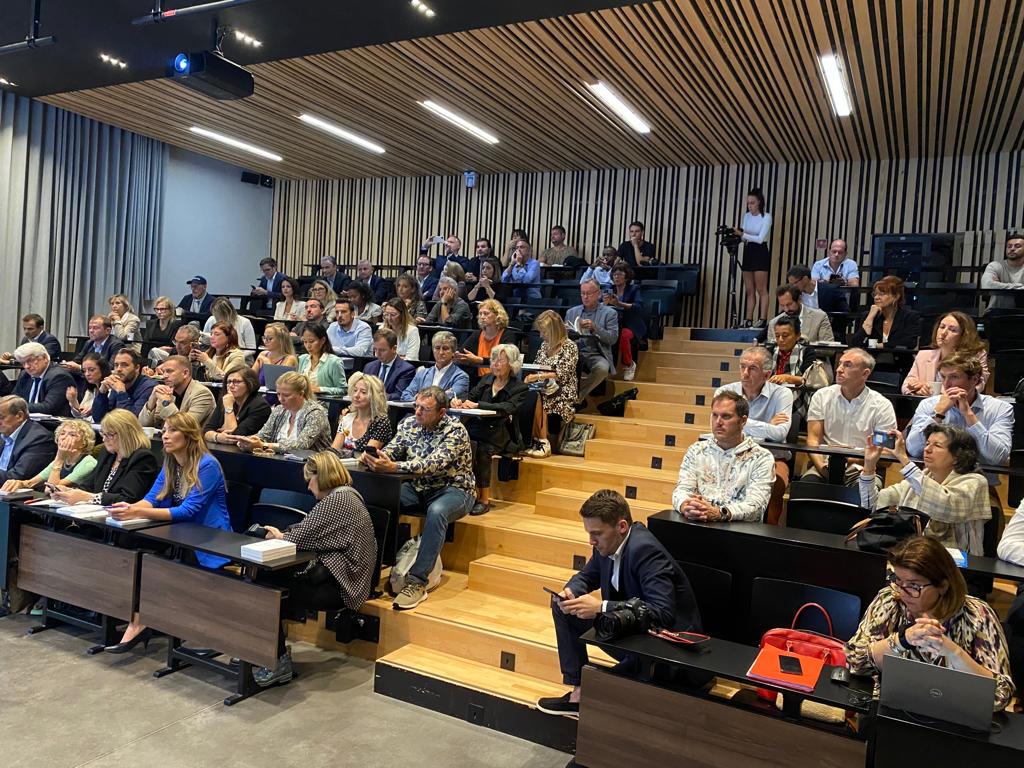 UPE_06's tweet photo. Plus de 90 chefs d'entreprise présents lors de cette 18e édition des Rencontres Economiques &amp; Territoriales

Quel développement économique pour notre territoire à l'horizon 2050 ?

Merci à @davidlisnard et à @JpSavarino d'avoir été aux côtés de notre Président @PierreIppolito https://t.co/onwLatE4CO