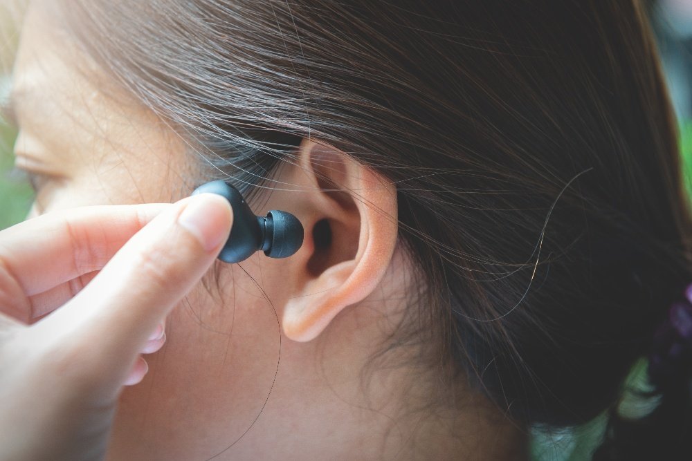 afrkml's tweet image. Menurut kalian, apa sih barang wajib yang HARUS dibawa pas konser, tp sering dilupakan?
Jawabanku selalu EARPLUG!
Terserah, mau bentukannya airpods, wireless headset, dll, pokoknya bisa dipake buat nyumbet telinga.
Why? Level kebisingan konser tuh 95–110 desibel!
Padahal batas…