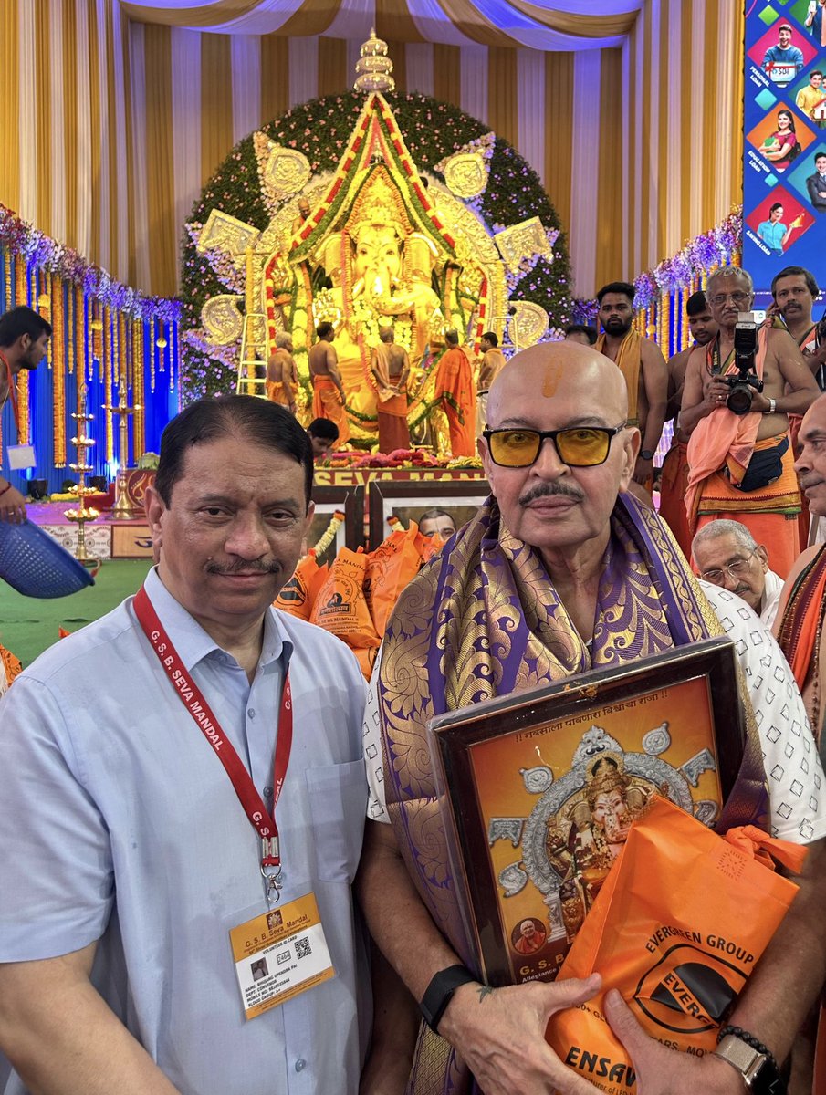 I had the privilege to visit the GSB Ganeshotsav Celebrations at Kings Circle, to seek his blessings and soak in the splendour. The Ganesha idol is absolutely majestic and exudes so much of positive energy, that one should attend this Ganeshotsav and get blessed by Bappa.🙏