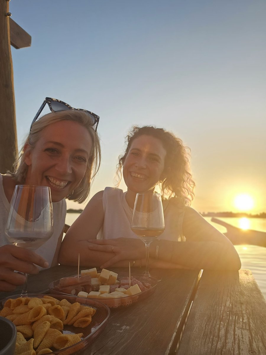 Maureen Vanherberghen en radiomaker Sofie Lemaire gaan op weekend in het #Maasland. Ze varen de Maas af op een vlot en steken even de grens over naar het pittoreske stadje Thorn. Zaterdag om 18.35u <a href="/vrt1be/">VRT 1</a> in #VlaanderenVakantieland. Zeker kijken! 📸 © VRT
