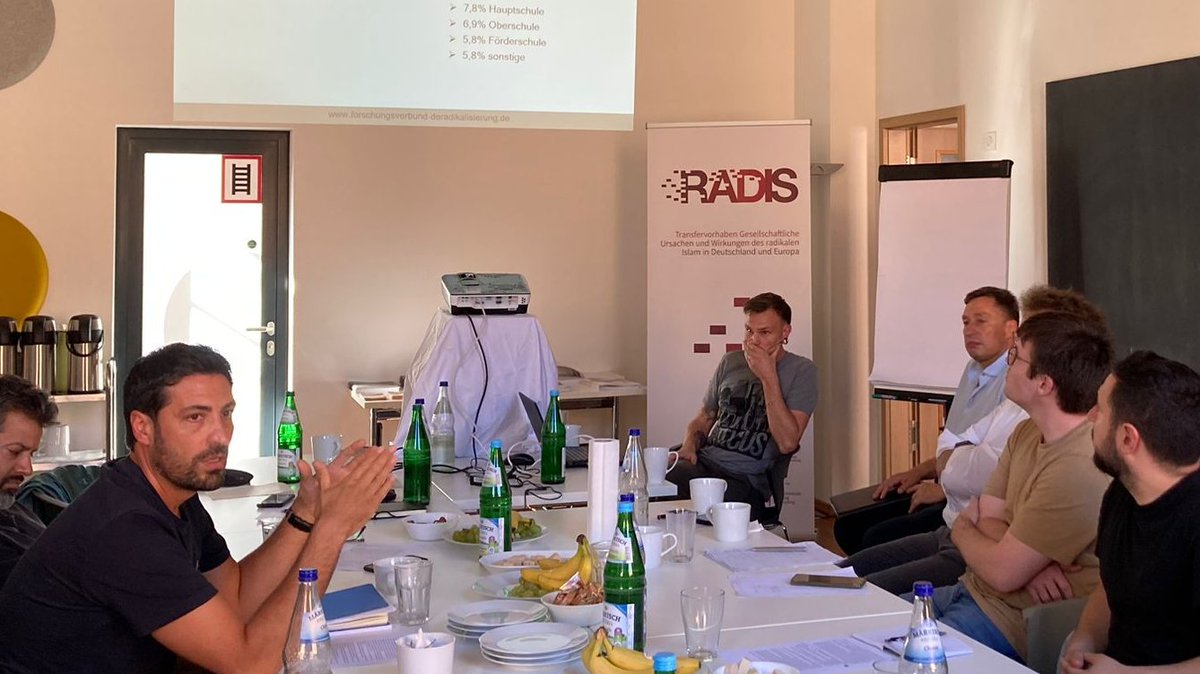 Heute findet der #Transferworkshop von <a href="/RADIS_Forschung/">RADIS</a> u. a. mit <a href="/ProjektRira/">RIRA-Projekt</a> statt: Vertreter*innen aus Fachpraxis und Wissenschaft diskutieren in Berlin (<a href="/VPNderad/">Violence Prevention Network: @vpnderad.bsky.social</a>) die Prävention von religiös begründetem Extremismus im Kontext Schule. lmy.de/TCEWGgvo
