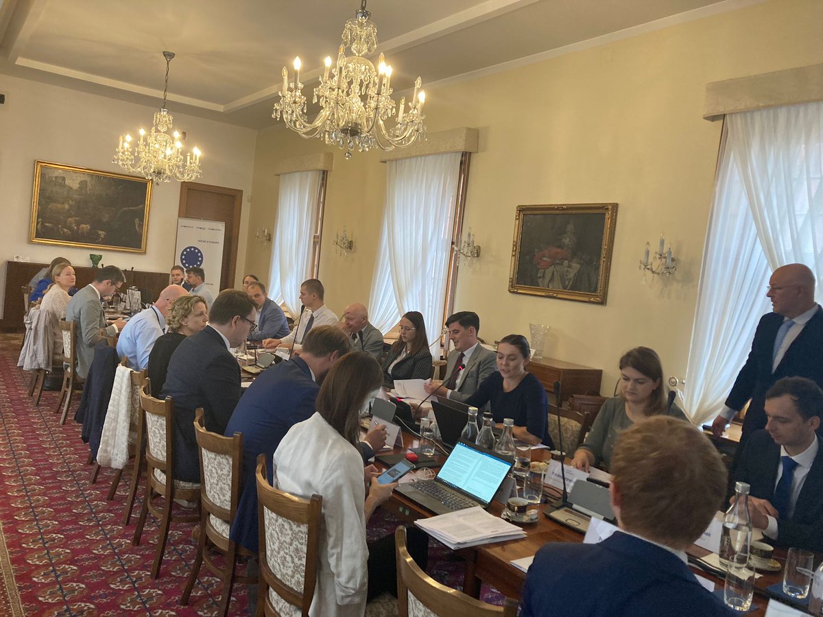 KonventEU's tweet photo. Právě začíná kulatý stůl Národního konventu na téma Členství Ukrajiny v EU: výzvy a možné důsledky, jehož garantem je @institutps.

Podklad je dostupný zde https://t.co/6zWfQwFAnc 👍 https://t.co/OpvfSYk3uU