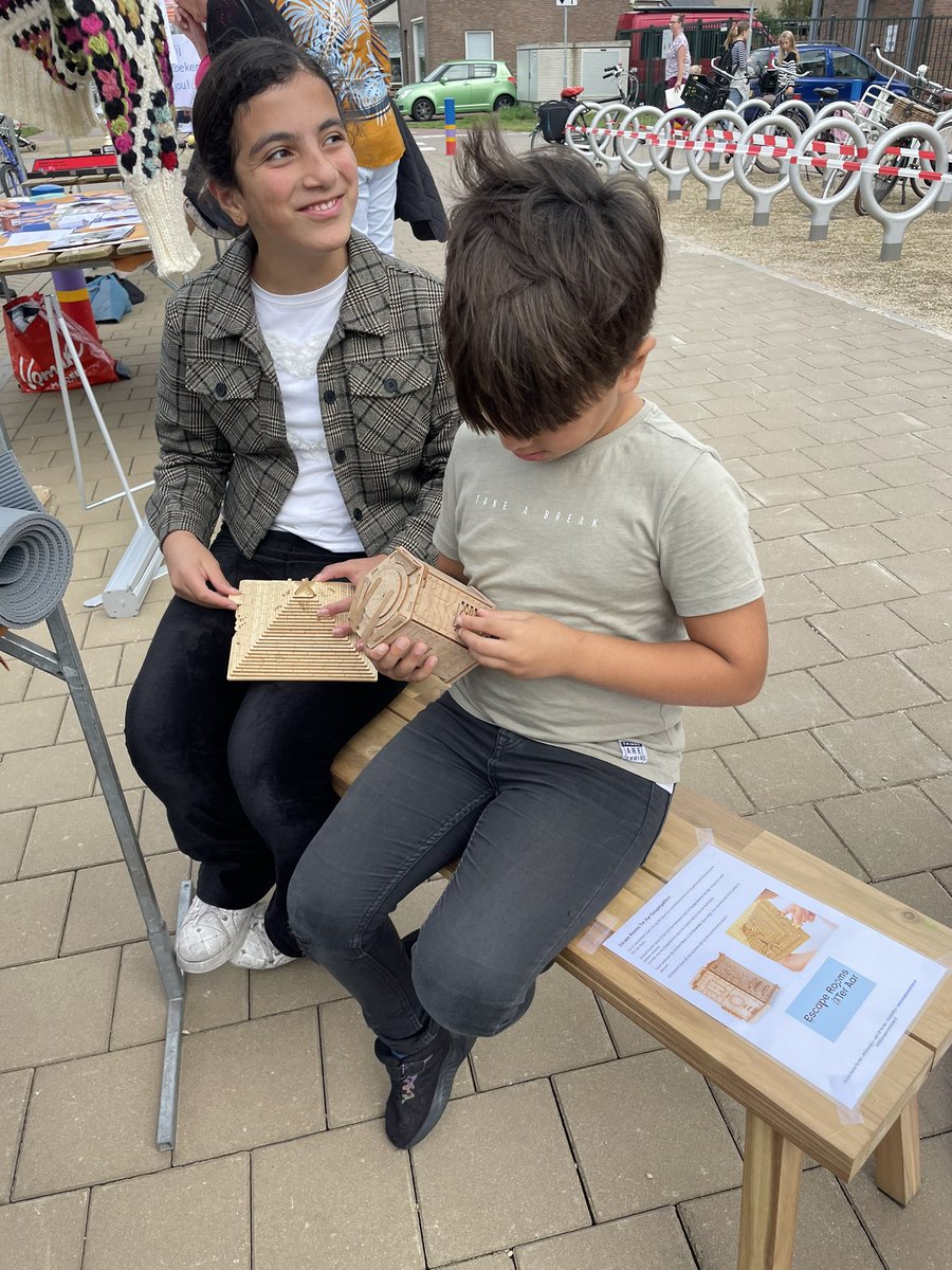 EscapeRoomTA's tweet photo. Drukte bij onze kraam op de Sport- en Activiteitenmarkt bij IKC De Vaart in Ter Aar. Veel jeugd die graag in de kortste tijd de escapebox de Fort Knox wilden openkrijgen. https://t.co/W7r4yfVxKI