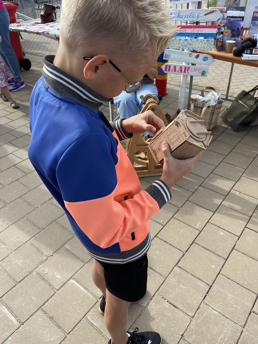 EscapeRoomTA's tweet photo. Drukte bij onze kraam op de Sport- en Activiteitenmarkt bij IKC De Vaart in Ter Aar. Veel jeugd die graag in de kortste tijd de escapebox de Fort Knox wilden openkrijgen. https://t.co/W7r4yfVxKI