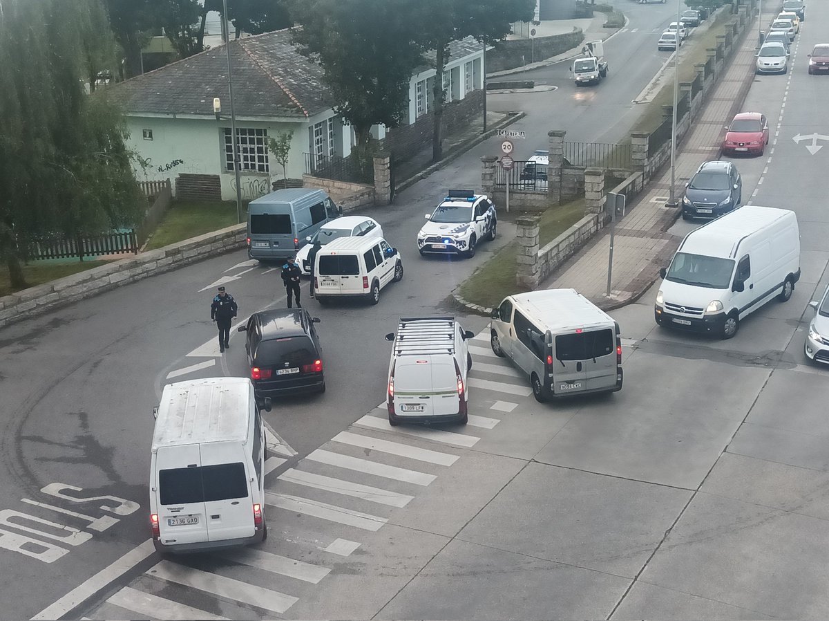 AdrianPaderne's tweet photo. @enriquerozas57 @PPConcelloLugo total desorden el que organiza @LaraMendezLopez  justo cuando los padres del colegio de albeiros llevan a sus hijos al colegio plenas 9 de la mañana. Donde están los chalecos reflectantes de los policías dado que están en pleno control. https://t.co/80D6aXTeBy