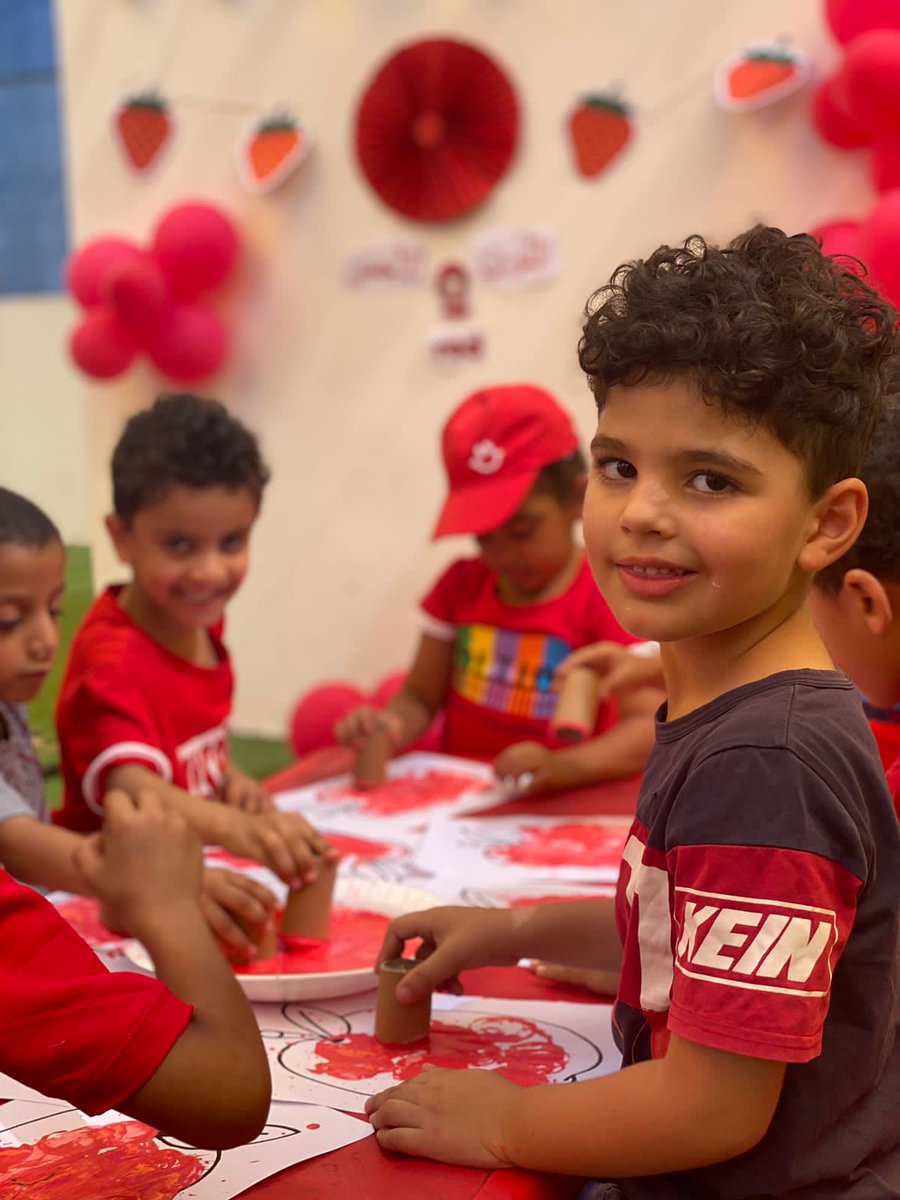 احلى فرحة في عيون  طلاب تمهيدي  صروح المعرفة الخاصة بالرستاق اثناء فعاليات اللون الاحمر في مهرجان الالوان