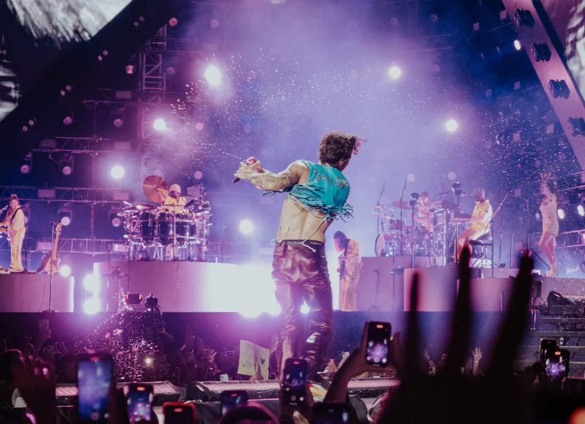 SpainStyless's tweet image. ¡Algunas fotos de Harry Styles en el Love On Tour de Barcelona!

via: jameslomaxphoto
