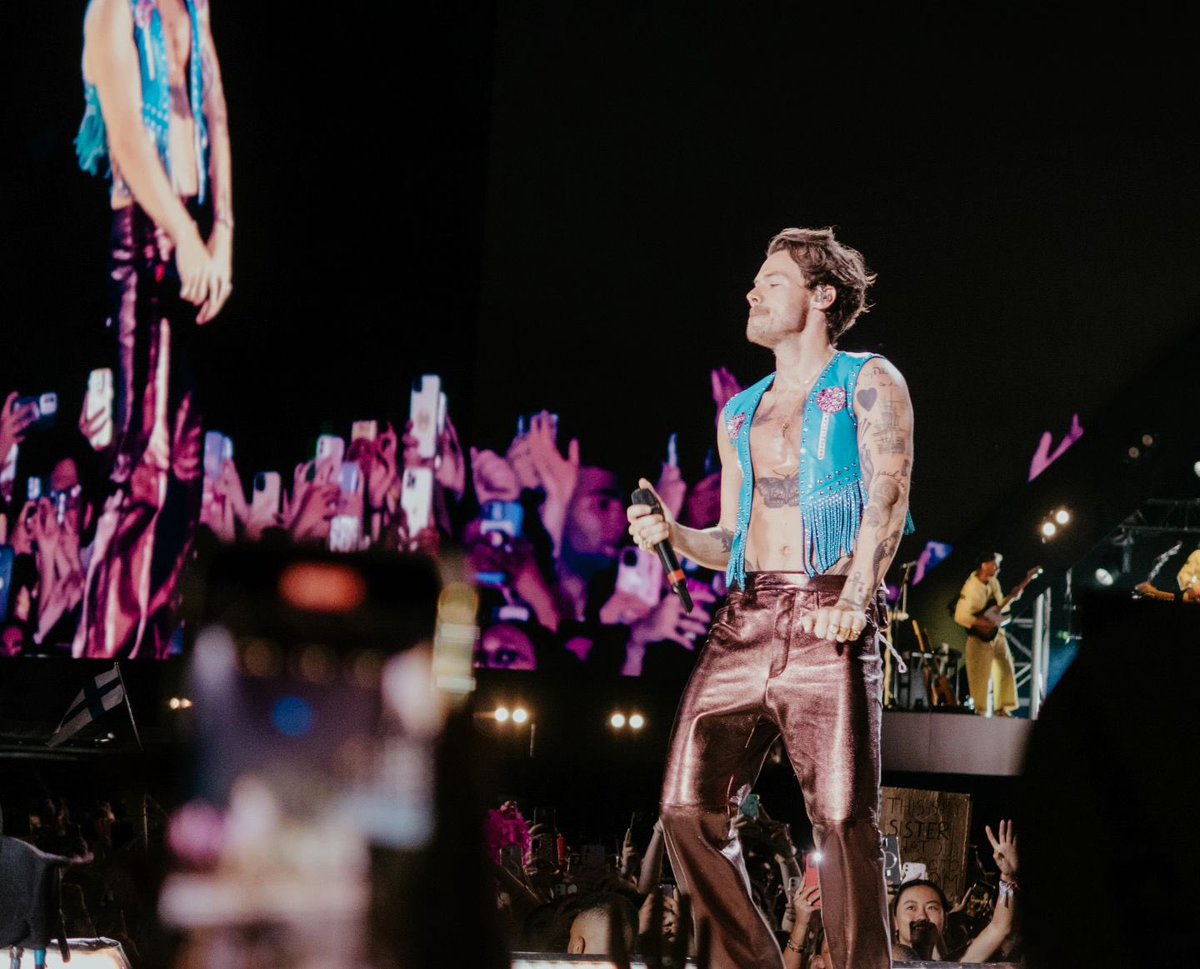 SpainStyless's tweet image. ¡Algunas fotos de Harry Styles en el Love On Tour de Barcelona!

via: jameslomaxphoto