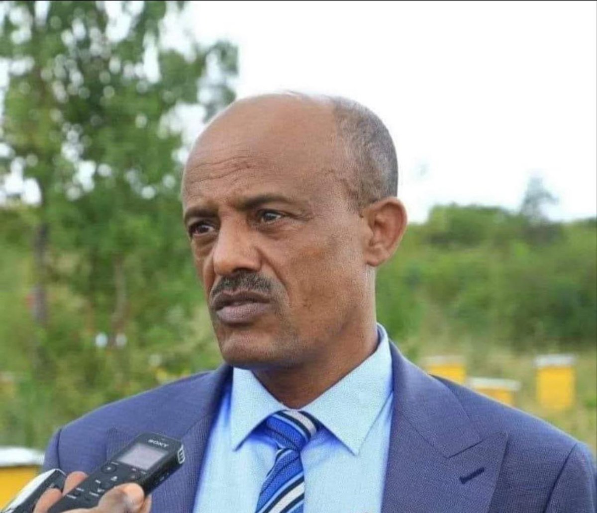 ፈርሷል የተባለው የክልል ልዮ ሀይል መከላከያ ጋር ሆኖ የሰው ክልል ድንበር ጥሶ ገብቶ ሺዎችን አፈናቅሎና ዘርፎ ቤታቸውን ወርሶ የቻለውን ገሎ እንዲህ ፅፎ ሰልፊ ፎቶ እየለቀቀልን ነው። ሚኒሻው አዲኡ የአማራ አሻንጉሊት ፖለቲካ ምን እንደሁ አያቅም።