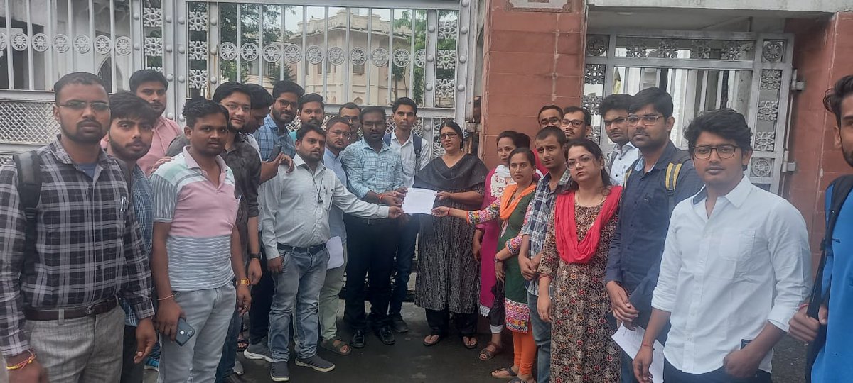 RAJESHR04911678's tweet image. @CMMadhyaPradesh
@DrMohanYadav51  @ChouhanShivraj @ZeeMPCG
अभिनव विद्वानो को न्याय दो
#MP_AssPro2022 #abhinavvidwan
नवीन अभ्यर्थी (अभिनव विद्वान) द्वारा 
मध्यप्रदेश लोक सेवा आयोग के अधिकारी -  शकुंतला मेडाजी (उप सचिव) को अपनी मांगों को लेकर ज्ञापन दिया।