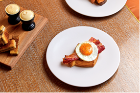 TheLTDA's tweet photo. Fancy breakfast from The Dorchester? 
They're serving takeaway breakfast in the hotel courtyard NOW until 10am to passing cabbies in celebration of The Grill by Tom Booton's new breakfast menu. Head down and meet Tom if you're in the area. #blackcab #londontaxi #freebreakfast https://t.co/GuzNu3b5Jc