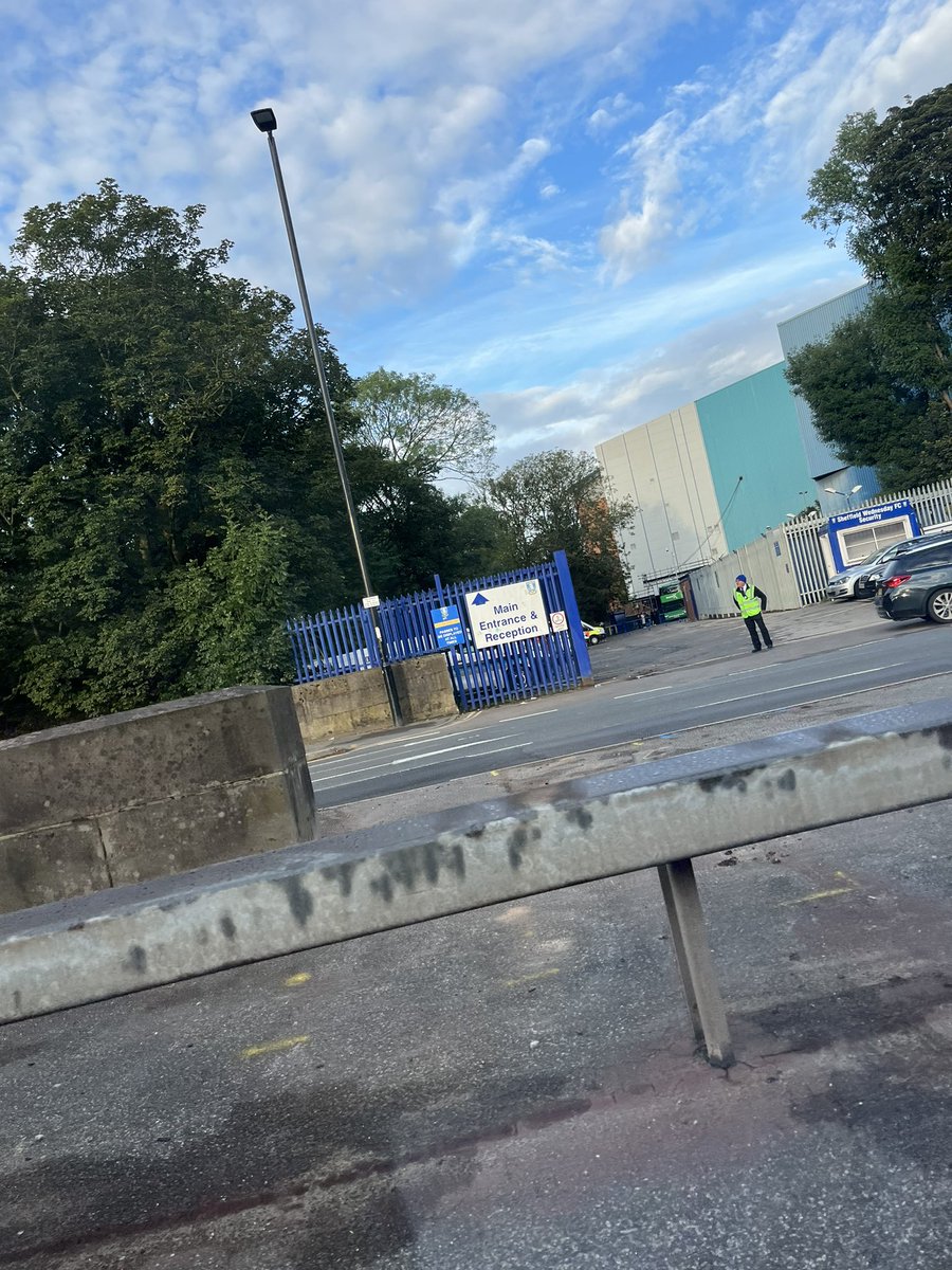 Lisa_Dyson1's tweet photo. Just drove past you on my way to work! 🏩🚑🦉🦉🦉🔵⚪️🔵⚪️@ChrisMoyles @domisatwit @ChrisMoylesShow @RadioX #chrismoylesprizedumptour https://t.co/xljBSrRMdY