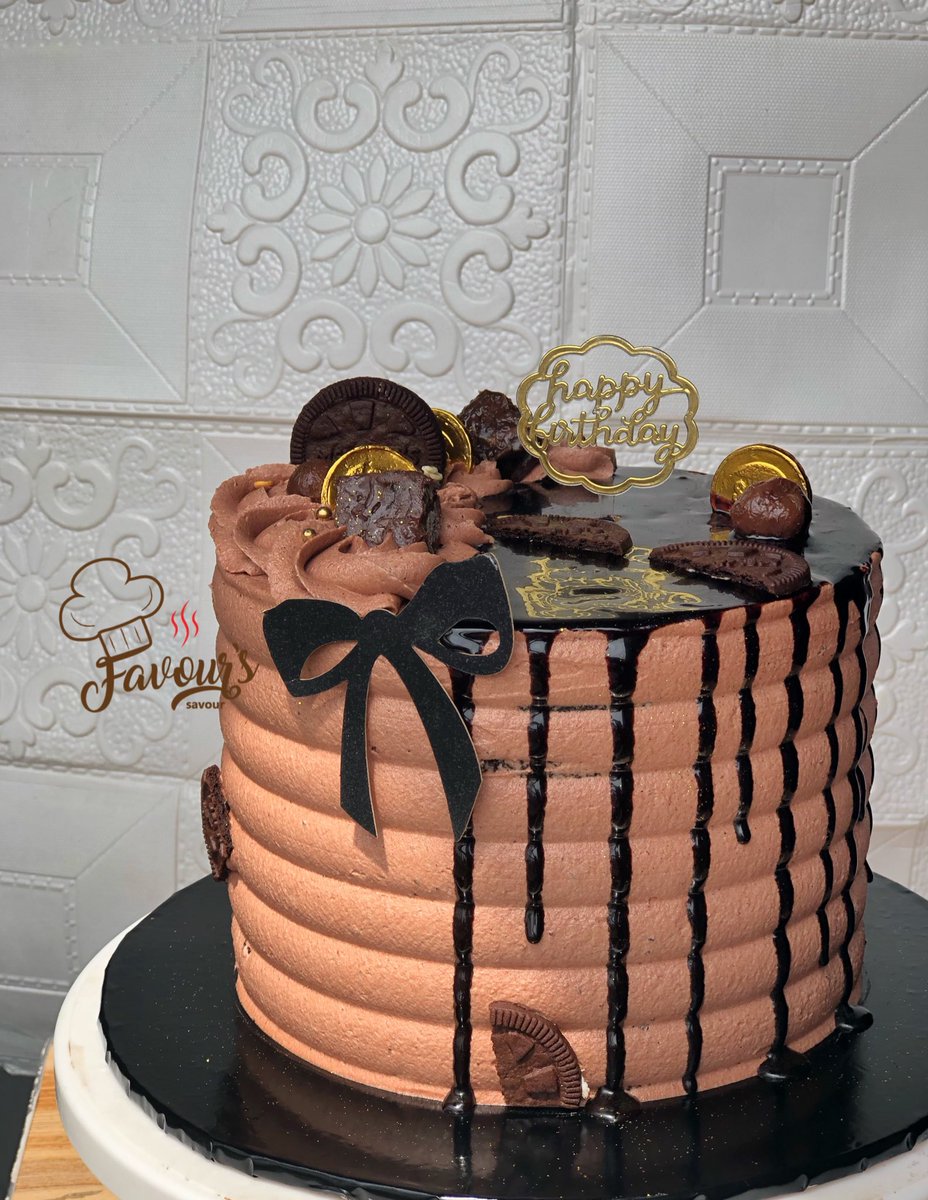 Favours_savour's tweet photo. Pls, RT 🥺🤲🏽
I don’t blow my horn enough but I sabi this cake thing, fr😍🤭 
Last frame: Sneak peek say evidence dey!
Taste is as rich and beautiful as it looks and I’m doing my best to be consistent at this while shuffling other things😌
📍Lagos. https://t.co/St3L8bn248 https://t.co/Y7amsNLoFU
