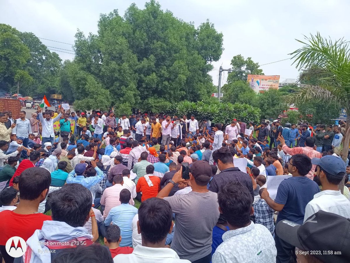 देश के बीएड डिग्री धारक शिक्षक आज प्राथमिक शिक्षक भर्ती से बाहर होने के विरोध में NCTEके सामने10बजे से एकजुट होकर भारत सरकार से युवाओं की इस समस्या का न्यायोचित समाधान की माँग कर रहे हैं। अपने हक की आवाज उठा रहे हैं
#बीएडधारी_दिल्ली_चलो
Follow👉 @AllIndiaBEd
#बीएड_मांगे_अध्यादेश