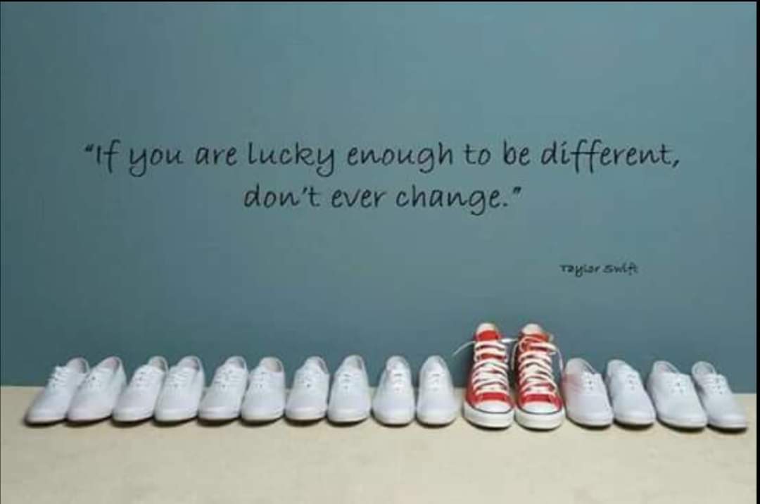 Waarom zou je veranderen omdat anderen dat van je verwachten? Je hoeft niet met de massa mee te lopen. Het is helemaal goed als je 'andere schoenen' draagt. Durf jezelf te zijn in een wereld waarin je bent afgestemd op anderen! #jebentgoedzoalsjebent