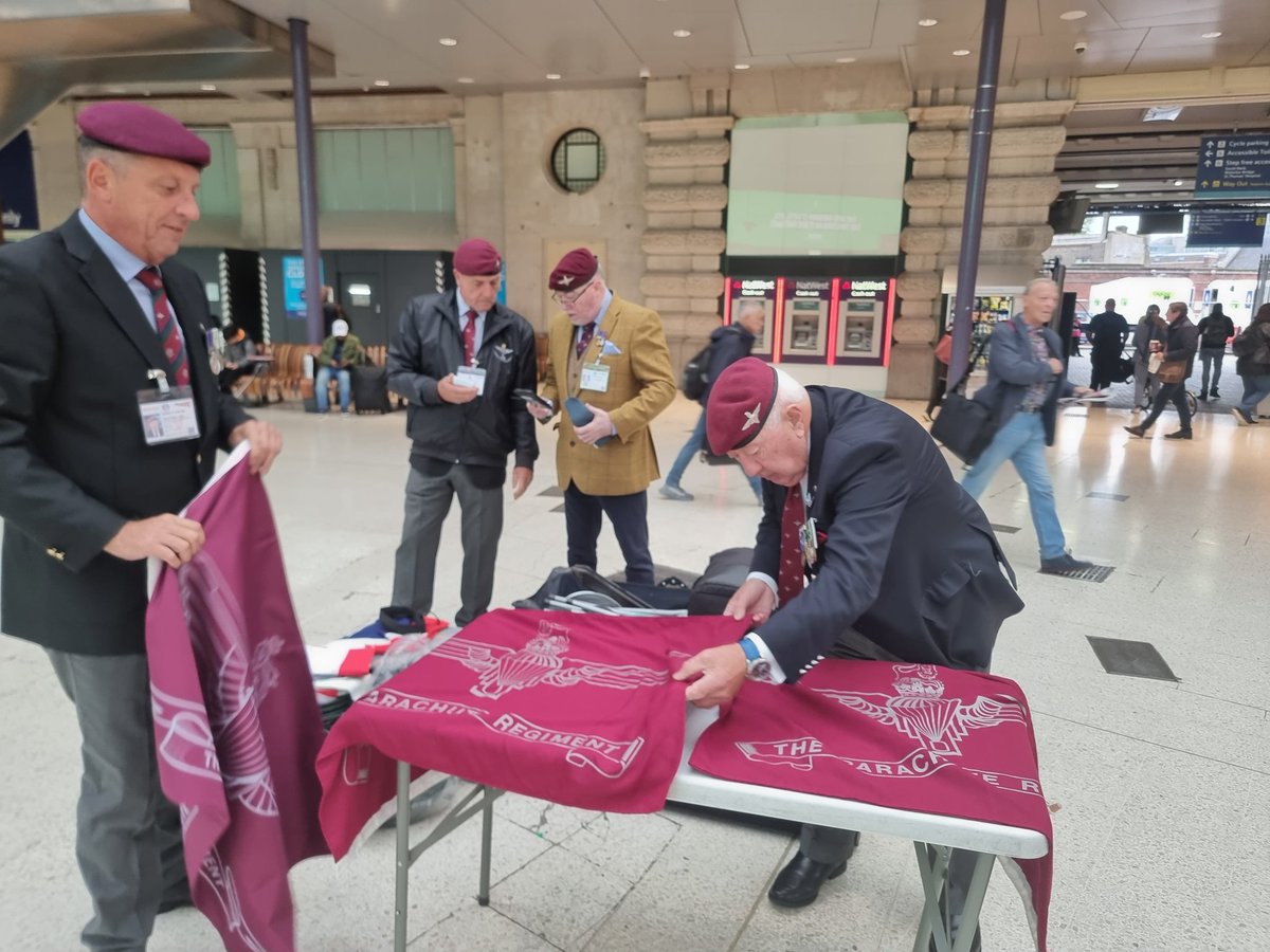 The Paras are collecting at Waterloo today, if your passing, say hello and if you can please put what you can in their buckets
#TheParachuteRegiment #Paras #Waterloo #charity #Veterans