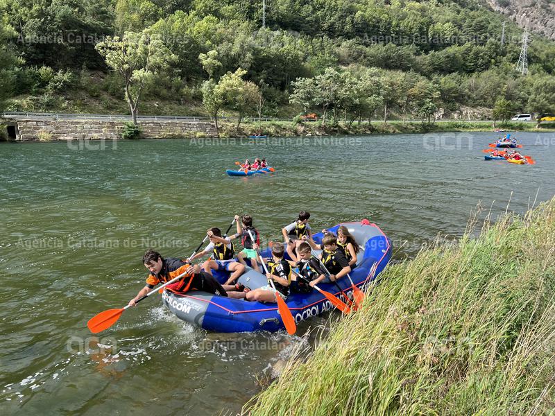 Escolars del #Pallars participen en una jornada de conscienciació mediambiental al pantà de la Torrassa.

Fan tallers de coneixement del medi i retiren brossa de l'embassament amb l'ajuda d'embarcacions.

acn.cat/new/f9b882cb-c…
