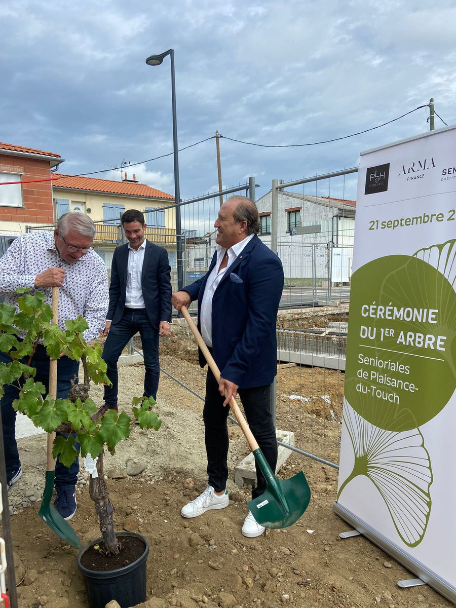 Le chantier de la future #résidence de #PlaisanceduTouch devient plus vert ! 🏡

En effet, nous avons planté devant une centaine de participants le tout premier arbre de la résidence portée par le promoteur PLH Conseil.

Ce moment était idéal pour évoquer l'avancée des travaux et