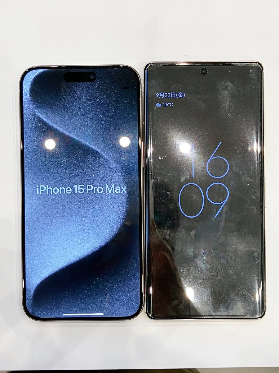 yokoichi777's tweet image. #GooglePixel7Pro と #iPhone15ProMax ほぼ同じ大きさ。