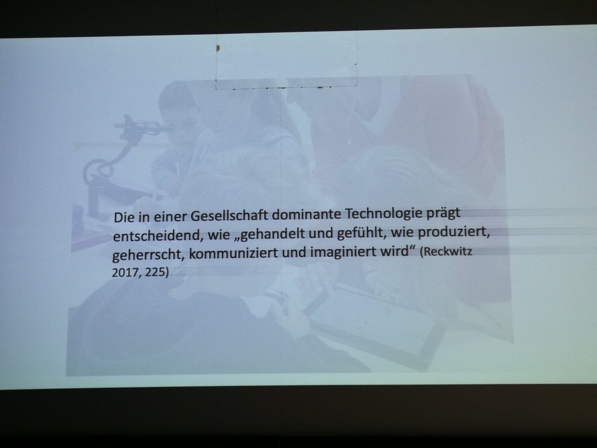 ferdinandsnotes's tweet photo. Katrin Lehnen &amp; Torsten Steinhoff über Praktiken des Schreibens in einer Welt des Digitalen #Praxistheorie #Schreibforschung
#GALMainz2023 https://t.co/XJs6S3i6a9