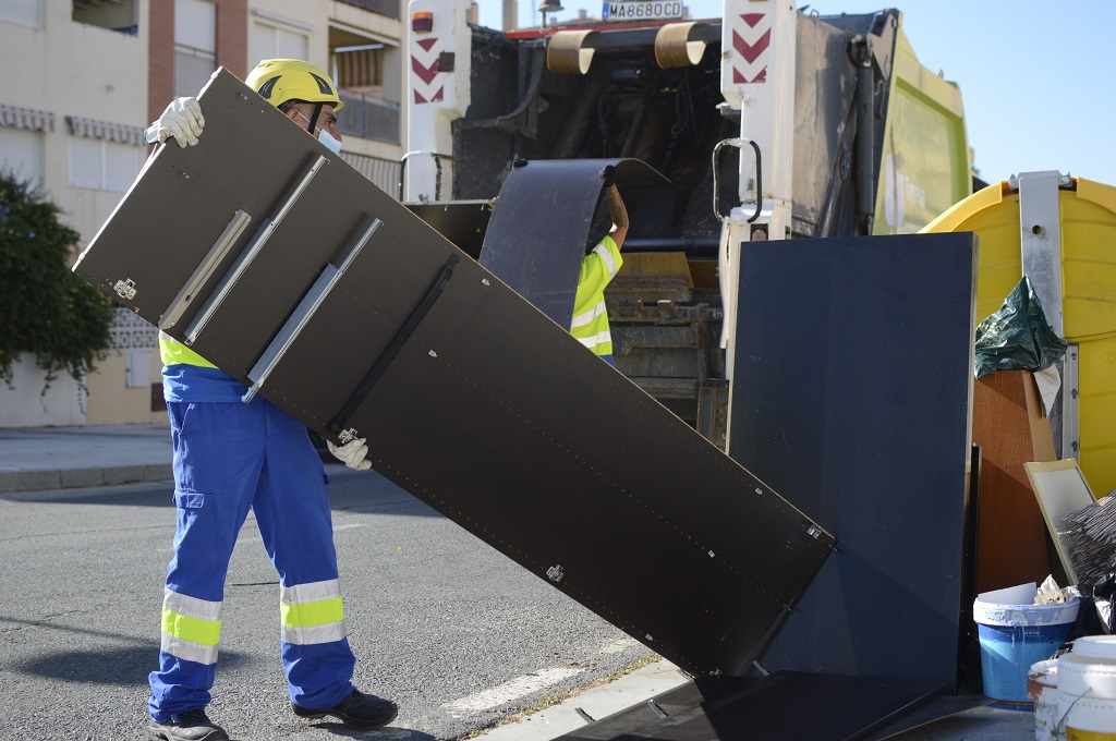 PoliciaUtebo's tweet photo. RECOGIDA DE MUEBLES Y ENSERES

🔹Se recuerda que el depósito de enseres o muebles viejos debe realizarse LA NOCHE DE LOS VIERNES junto a los contenedores de basura.

🔹Realizarlo fuera de los días y horario permitido conlleva sanción.

🔹También pueden llevarse al Punto Limpio https://t.co/nQSL8ee8r6