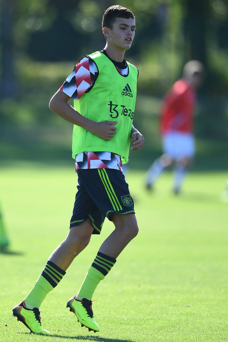 DeadlineDayLive's tweet photo. 🚨 Manchester City have agreed a deal to sign Harrison Parker from Manchester United. 

The 16-year old centre-back was offered more money by United, but chose to join City.

(Source: @FabrizioRomano) https://t.co/nxqaZfG3no