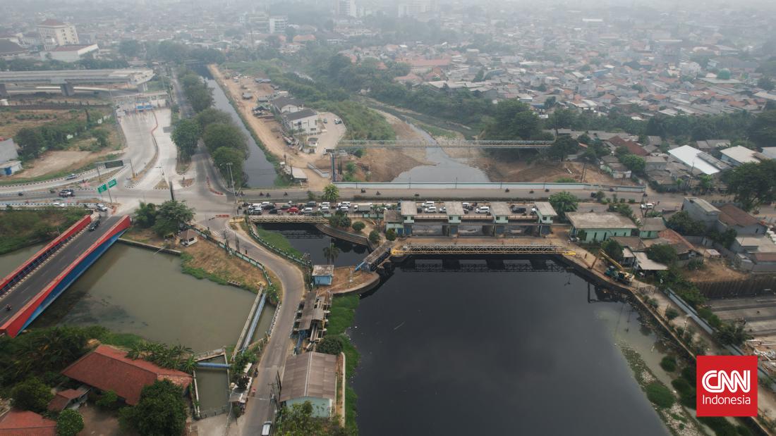 Kondisi air hitam pekat di Kali Bekasi, Kota Bekasi, Jawa Barat. 80 ribu pelanggan Perumda Tirta Bhagasasi di wilayah Utara Bekasi mengalami krisis air. Pasokan air tidak maksimal karena kondisi air sungai yang tercemar limbah industri. bit.ly/3PpCACZ #CNNIndonesia