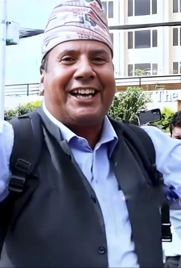 उहाँ अहिले सामाजिक सन्जालमा एकदम भाइरल हुनुभएको छ, उहाँ जनज्योति मा.वि. देवचुली नगरपालिका मा.वि गणीत शिक्षक आदरणीय होमनाथ न्यौपाने हुनुहुन्छ । उहाँ निजामती सेवा खरिदार पदमा सिंहदरबार बाट लगभग ६ बर्ष जति सेवा दिएर जागिर बाट राजिनामा दिएर शिक्षण सेवामा आउनु भएकाे हाे । उहाँ MSc.