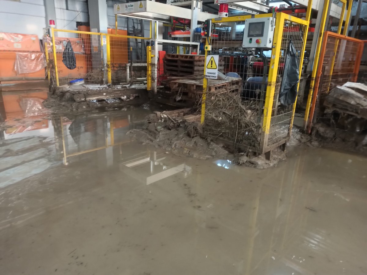 Μία εβδομάδα καθαρίζουμε και ακόμα δεν φαίνεται πατωμα ρε γαμώτο...