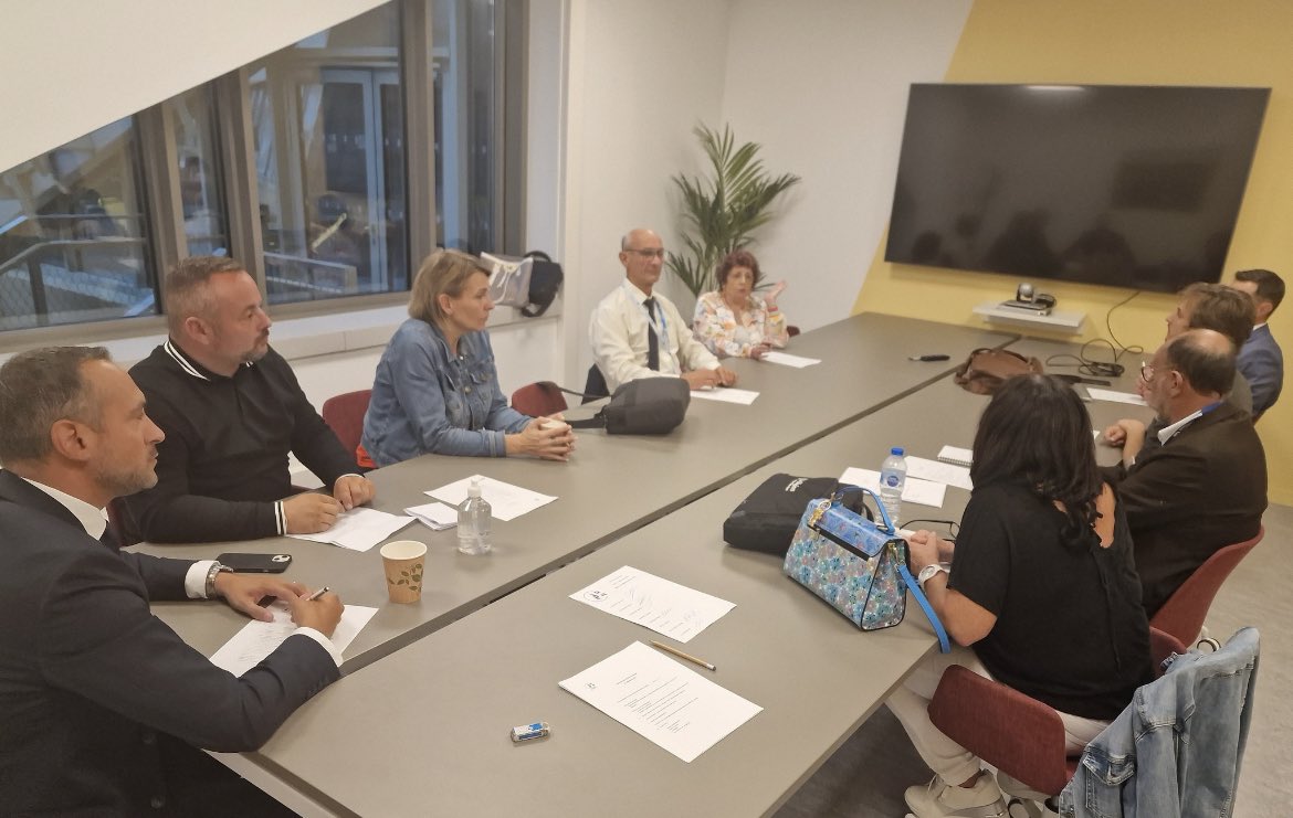 Au travail pour vous défendre en commission Tourisme et patrimoine où l’on fait le bilan de l’activité estivale dans la région <a href="/auvergnerhalpes/">Auvergne-Rhône-Alpes</a> après la réunion du <a href="/GroupeRnAURA/">Groupe RN AURA</a> la veille sous l’égide d’<a href="/AndreaKotarac/">Andréa Kotarac</a> ! #marine2027 #VivementLe9Juin