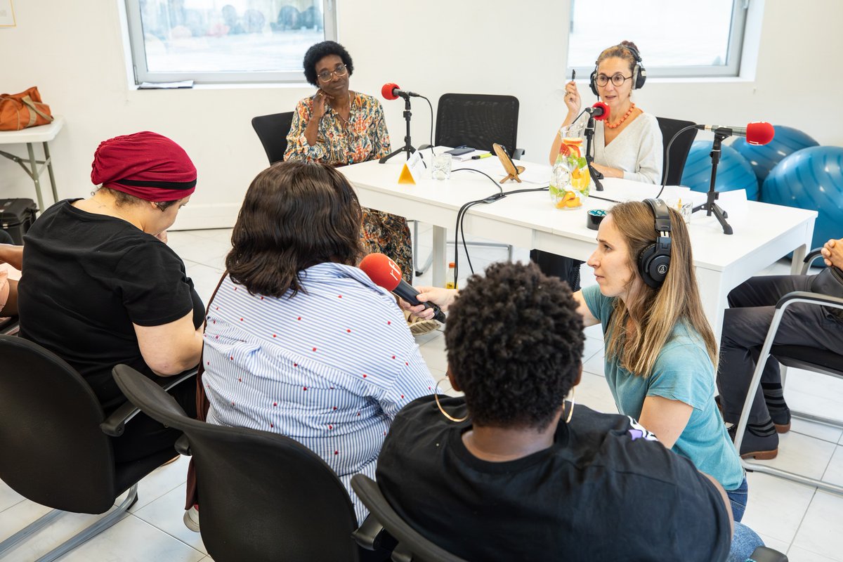 prioritesante's tweet photo. 📻 A 9h10 TU sur @RFI, nous vous proposons une  émission spéciale, à l'occasion du 3e anniversaire de nos RDV #QuestionsDeFemmes♀
► L’équipe de Priorité Santé a été accueillie par @Ikambere, à Ivry-sur-Seine, pour une émission en public consacrée à l'accès des femmes aux soins. https://t.co/eFGcfhHDRr