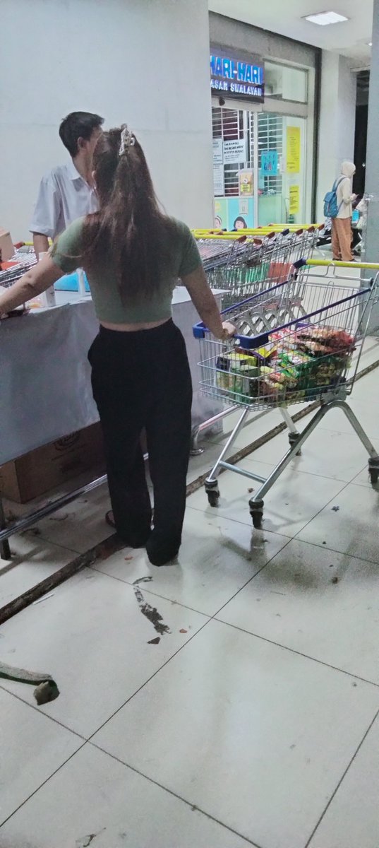 deviNdaffa17179's tweet photo. Nemenin nyonyah blnj bulanan, jgn lp y jth bulanan 🤣 https://t.co/f5dlBTuTuf