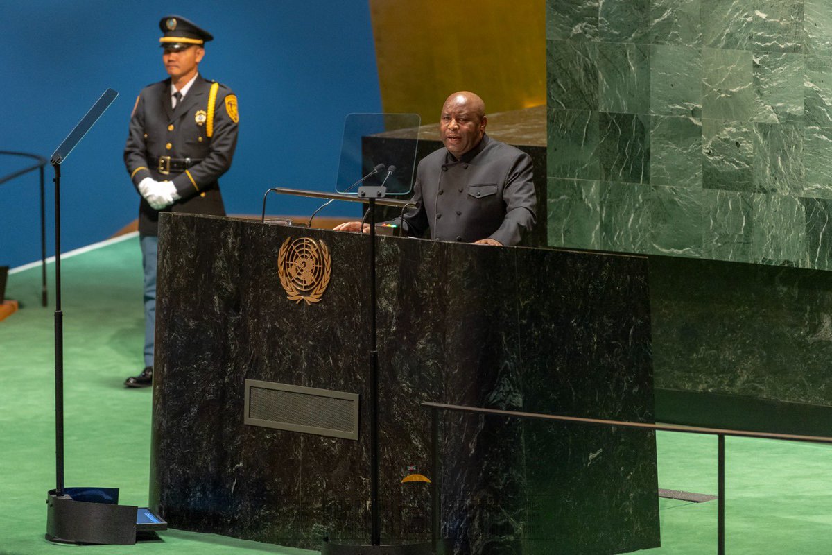 KwaNtare's tweet photo. @GeneralNeva Nyenicubahiro @GeneralNeva ati "Ugushigikirana kwipfuzwa mu bihugu si uko gusanisha ibintu ngo bimere kumwe, ahubwo ni ukuza kuba ikiraro gihuza ubudasa buri hagati y'ibihugu, bigatuma haba imigenderanire ishimikiye ku kubahana no kuvugana nk'ibihugu bingana atagisuzuguye ikindi" https://t.co/MPJ160a5zB