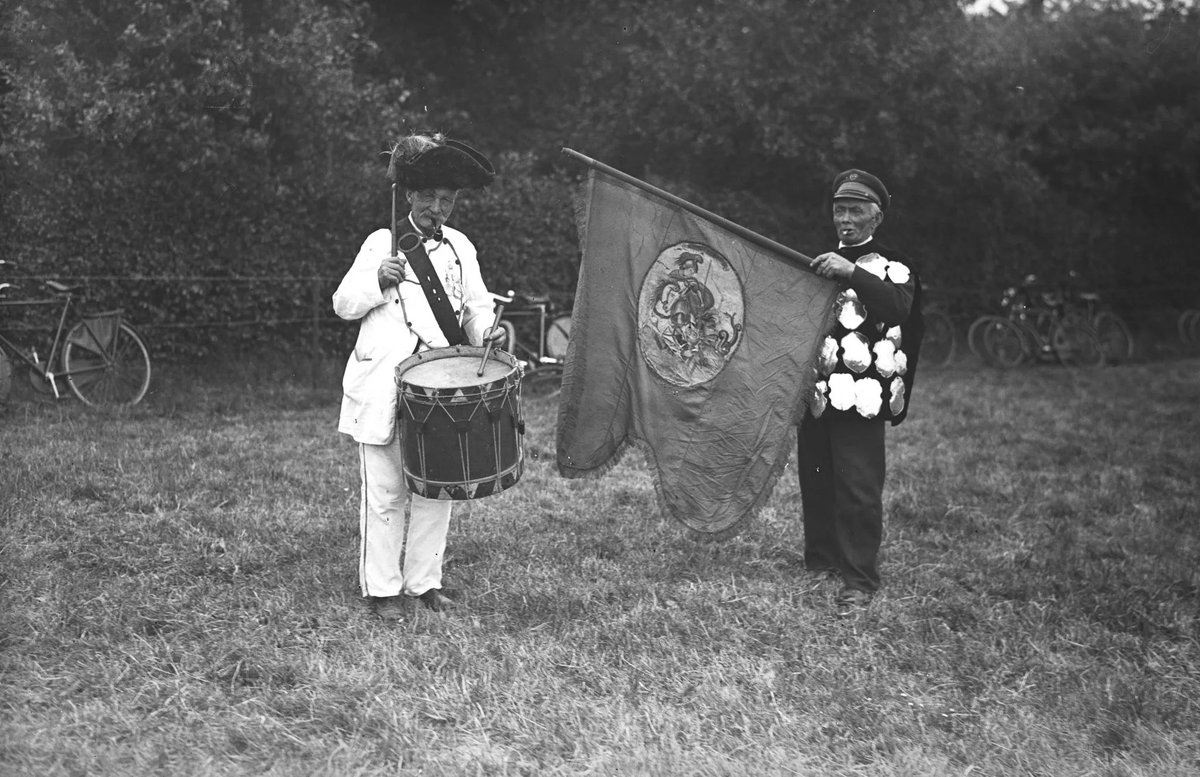 RATilburg's tweet photo. #fotovrijdag Groot feest in het Brabantse #Haaren op 21 juni 1931! Tromgeroffel en vaandels tijdens het #schuttersfeest voor het 400-jarige bestaan van #gilde Sint Joris. [fotograaf Fotopersbureau Het Zuiden] https://t.co/eEsNYWmi66