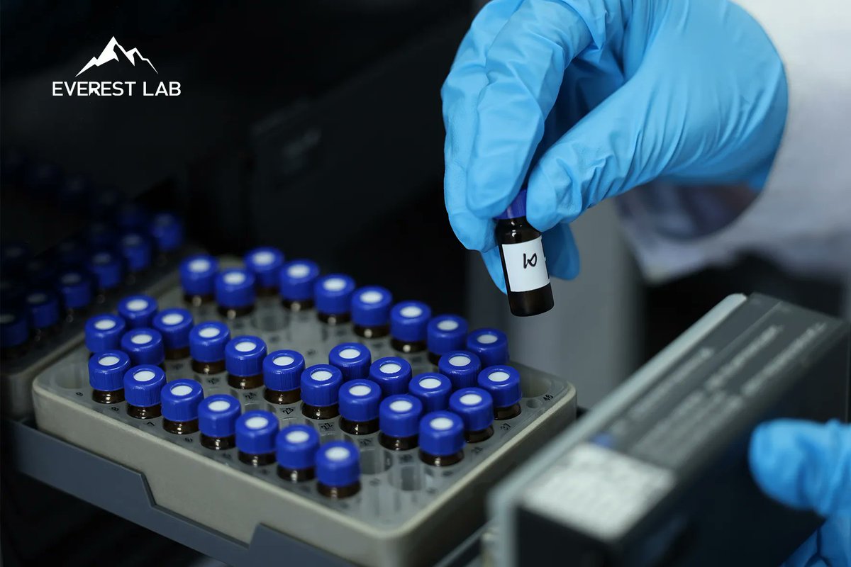 #IntoEVLab The picture shows a chromatography sample vial, which is a common chromatography consumable in laboratories. EVEREST Lab researchers are putting e-liquid through the sample bottle into the HPLC equipment.