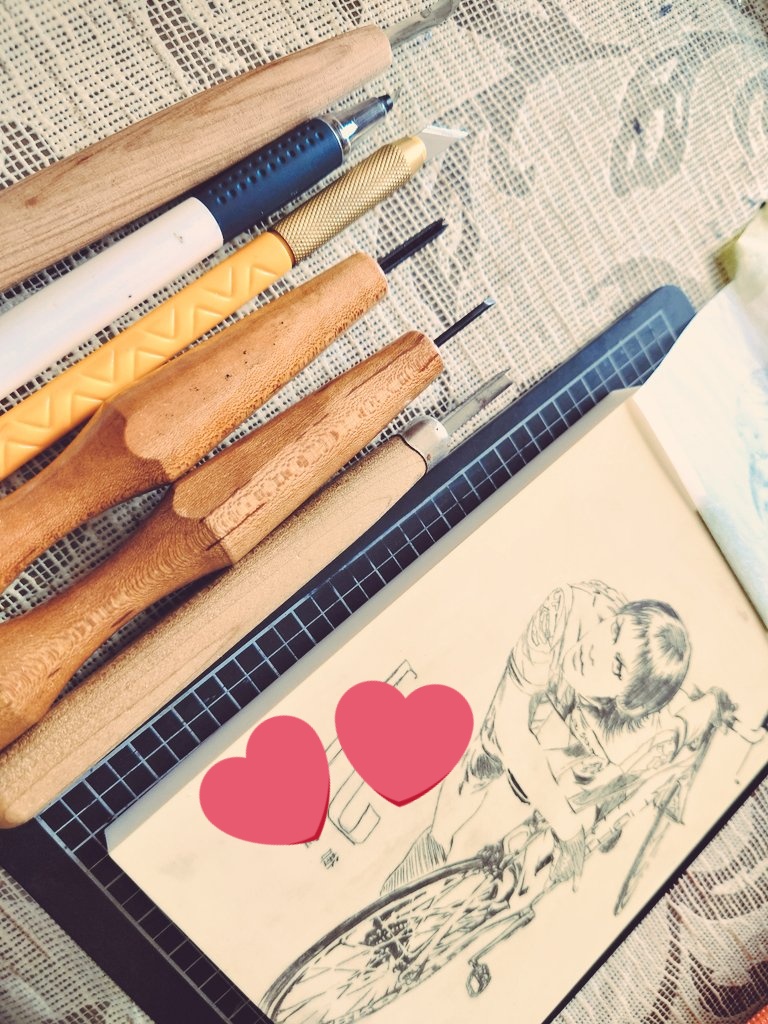 本日の16時間耐久単独待機夜勤で彫るハンコの準備は整いました〜
推しのはんこを作りたい企画待望の2作目(そうなん?)
基本は待機だから待機しながら会議資料など自分の仕事を片付けつつ息抜きにはんこを作るので、どこまで作れるかわからんけど完成を目指したいものです。経過はリプで繋げます🖇