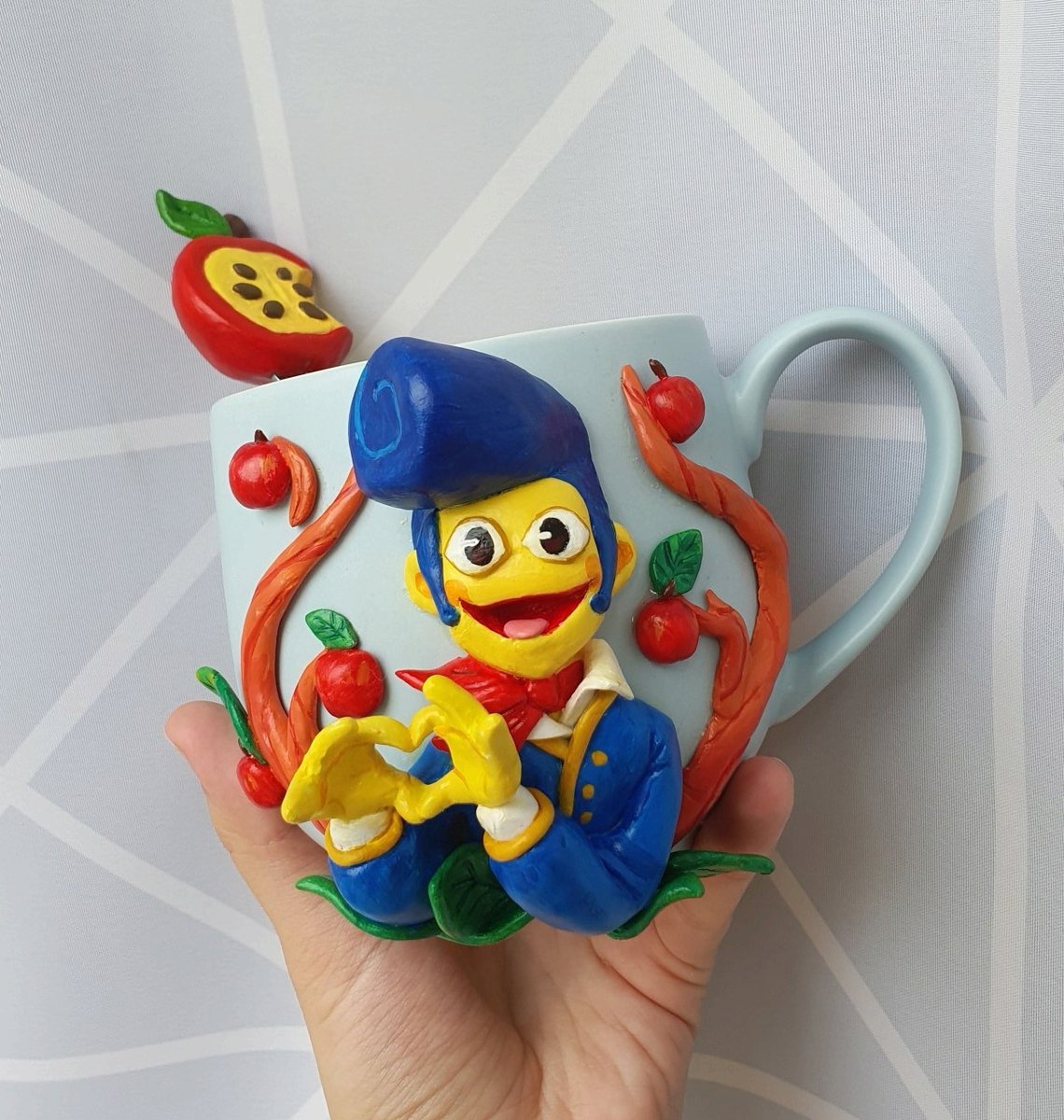 BonyaOpen's tweet photo. I made a house on the wall with my own hands + molded Wally from clay on this mug ^^ 💖
#WelcomeHome #WelcomeHomeWally #WallyDarling #home #welcomehomefanart #apple https://t.co/DNf5zzPQ8D