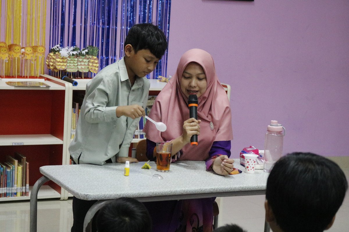 DispusipPKU's tweet photo. Tenaspedia 👏
Tak habis-habis keseruan adik-adik di Perpustakaan Tenas Effendy Kota Pekanbaru

ini nih 👇👇
Sehari menjadi Ilmuan Mini : Eksperimen Menjernihkan Air dengan Bahan Sederhana https://t.co/0VEEx2PZv7