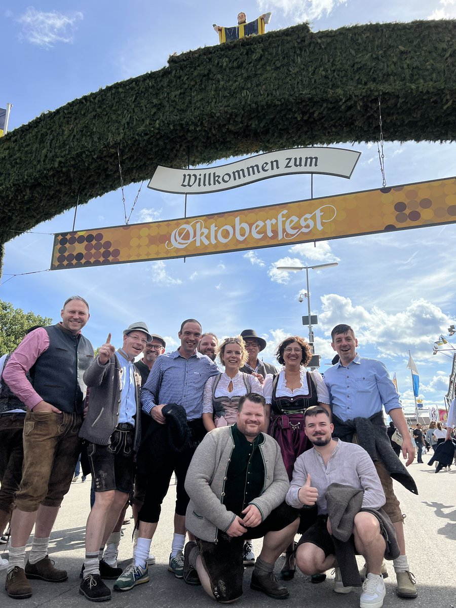 Steve Naumann (@steve_naumann) on Twitter photo War wieder eine schöne gemeinsame Zeit mit dem <a href="/DIENSTZEITENDE/">Dienstzeitende.de</a>-Team, Partnern und Freunden auf den #Wiesn War wieder eine schöne gemeinsame Zeit mit dem <a href="/DIENSTZEITENDE/">Dienstzeitende.de</a>-Team, Partnern und Freunden auf den #Wiesn