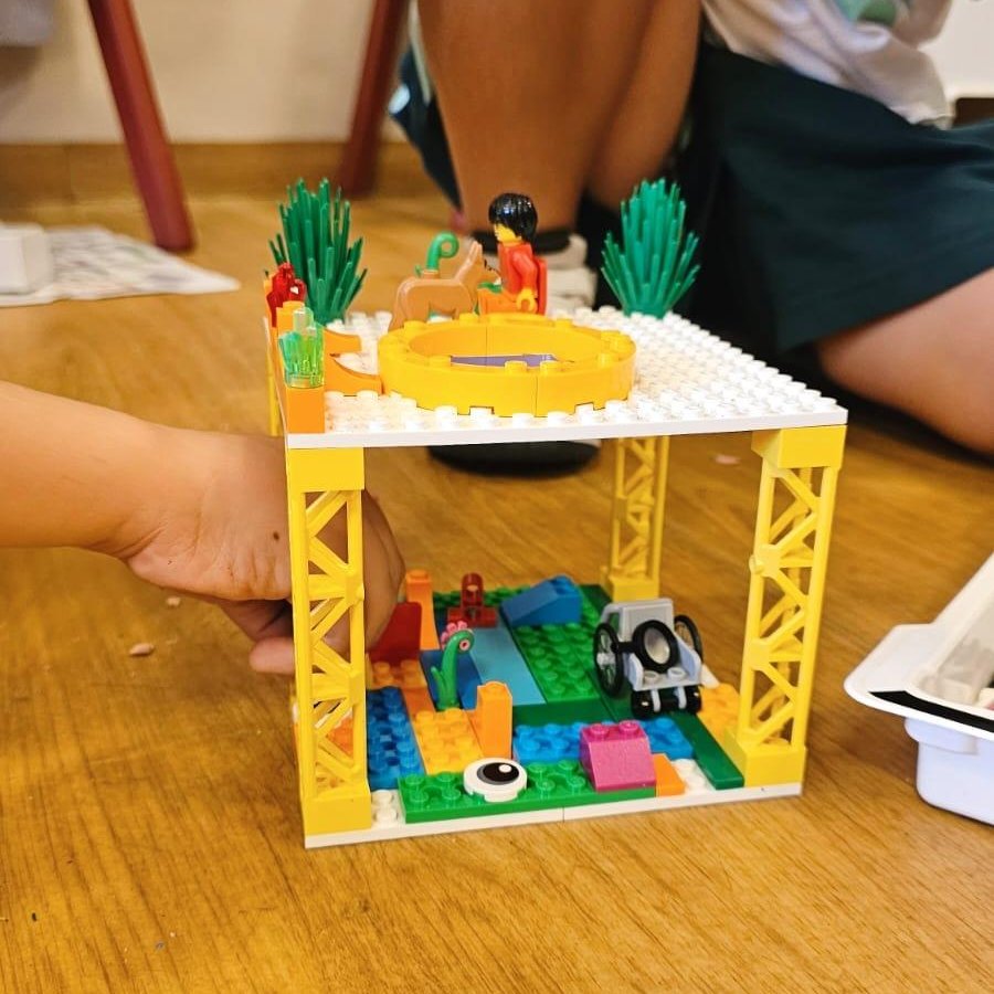 TrinityCollege1's tweet photo. ¡Aprender #Programación y #Robótica nunca fue tan fácil y divertido! Los alumnos de 2° de #Primaria sacan el máximo partido a sus kits de @LEGO_Group. 🤖

#Colegios #Educación #Padres
#WeAreTrinityCollege 🦁 https://t.co/fBUmL5Tlu1
