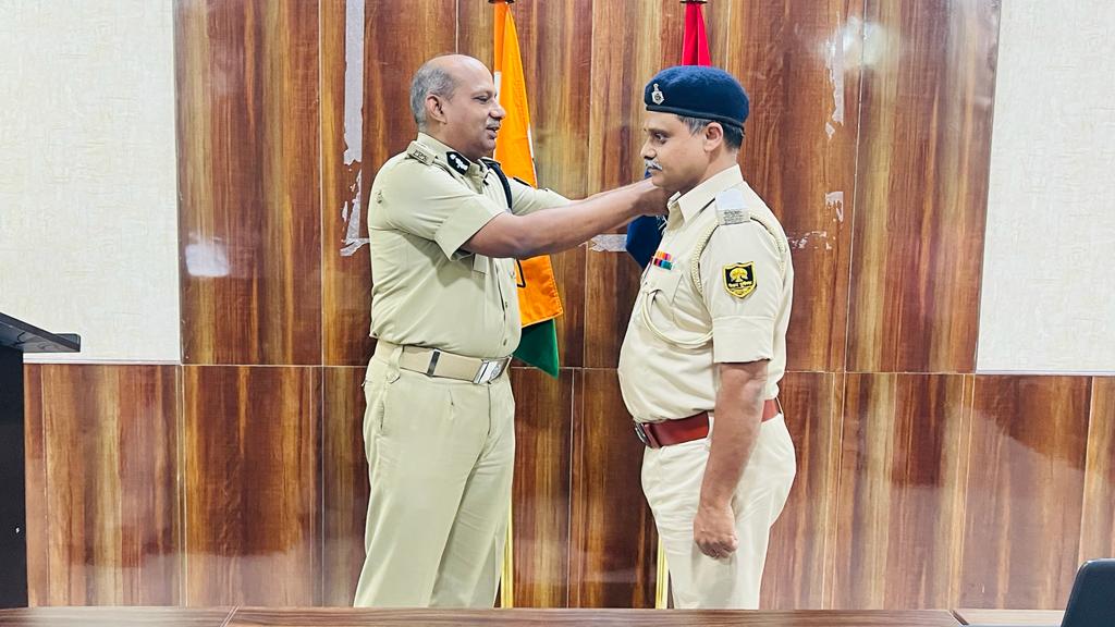 दि0 21.09.23 को Pipping Ceremony  में IG CR Patna द्वारा क्षेत्रीय कार्या0, पटना में कार्यरत स0अ0नि0 विवेक कुमार को पु0अ0नि0 के रूप में उच्चतर पद का कार्यकारी प्रभार प्रदान करते हुए उनके कंधे पर पु0अ0नि0 का स्टार लगाकर उनका प्रोत्साहन किया गया और भविष्य के लिए शुभकामनाएं दी गयी।
