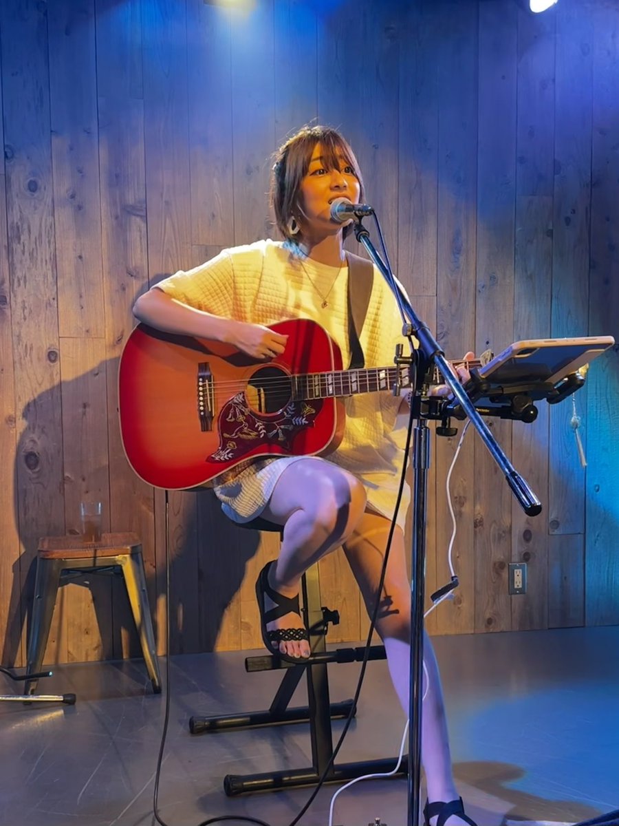 nandaaaaaro's tweet photo. 2023.9.21(木)
Cafe'鈴 @代官山NOMAD
久しぶりのゲスト無しでまったり？
3ステージ16曲歌い上げた鈴音さん

歌い始める前、ナイスタイミングでお客さんの携帯が鳴ったり、MCで爆笑したり（笑）
それがCafe'鈴の醍醐味だったりします🤭

ちゃんと履いてますよ
後悔 役に立たず
#鈴音語録 
#カフェ鈴 https://t.co/qohUPk5gb3