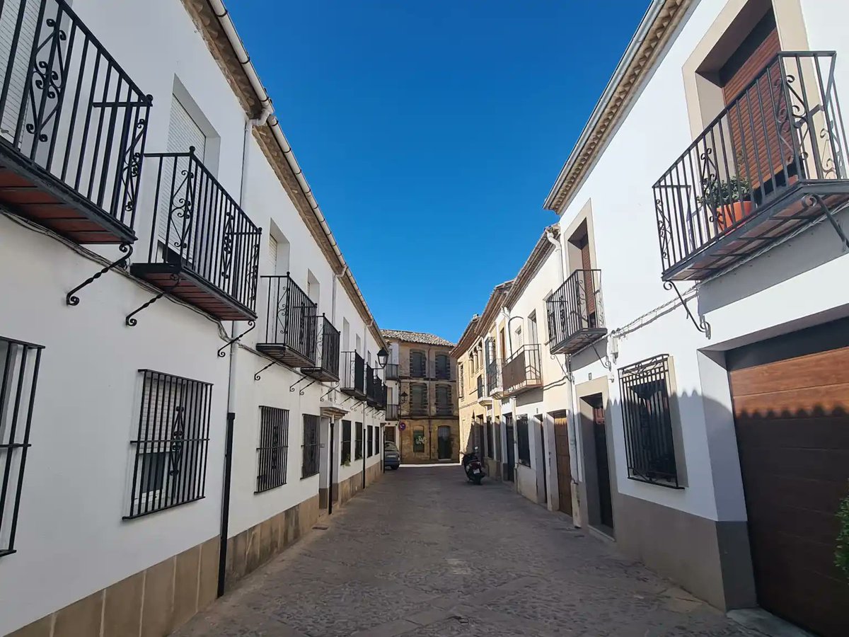 besides_obvious's tweet image. Nestled amidst the rolling hills and sun-drenched landscapes of Andalusia lies a town that holds a title as illustrious as its historical charm – #Baeza, the Olive Oil Capital of #Andalusia. Check it out: 
besidestheobvious.net/2023/09/22/bae…